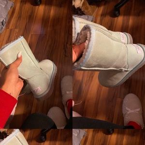 UGG BOOTS SIZE 6 FITS LIKE A 5..